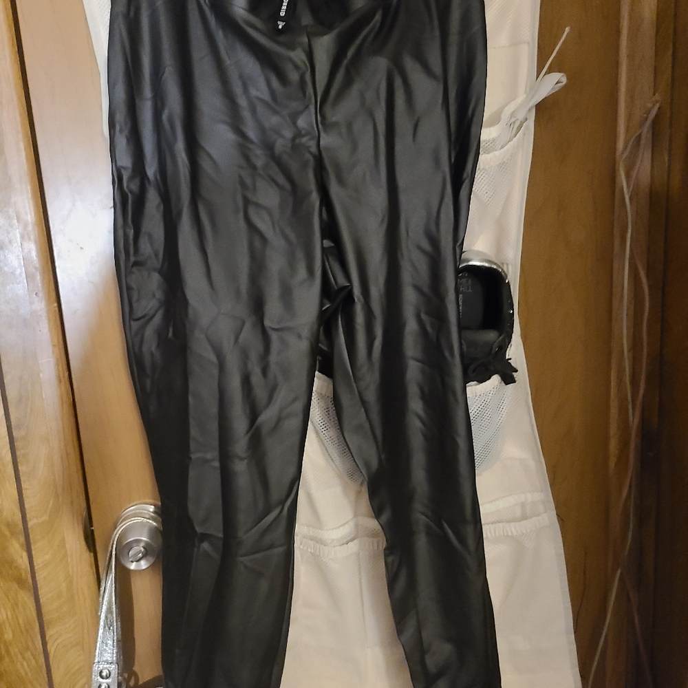 Torrid faux leather leggings NWT